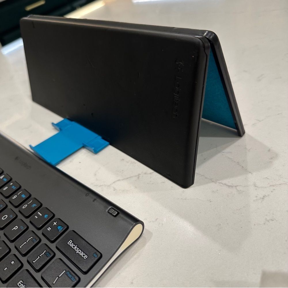 Logitech Wireless tablet Keyboard and stand - Picture 9 of 13